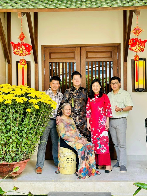 Tám người cháu của Quang Dũng lần lượt lập gia đình, dọn ra ở riêng. Mỗi dịp lễ Tết, nhà của Quang Dũng có sự góp mặt của 40-50 người.