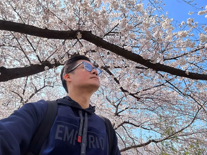 Quang Dũng chia sẻ trên Dân Việt: "Tôi sống trong một gia đình đông anh em, đông cháu và bản thân luôn tự dặn dò rằng phải lo lắng, dạy dỗ các cháu khi cháu vào Sài Gòn học tập, sinh sống. Tôi luôn tâm niệm đó là trách nhiệm của bản thân mình. Thành thật khi đã có gia đình hay có tình yêu thì Quang Dũng cũng không chỉ lo lắng vun vén cho bản thân, gia đình mình mà còn là cả các anh chị ở quê, 7 người cháu đang ở Sài Gòn".