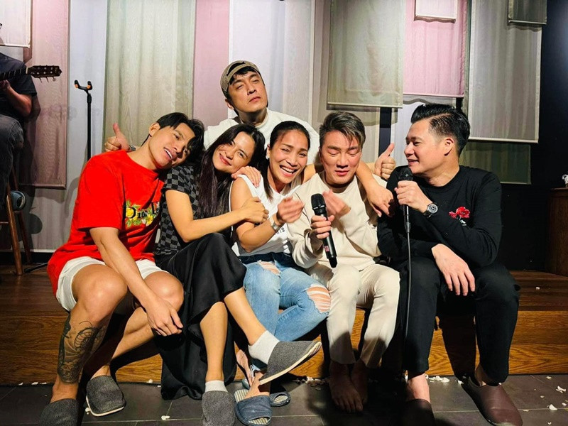 Đàm Vĩnh Hưng, Hồng Ngọc, Lam Trường và Quốc Thiên ăn uống, ca hát đến 1h mới về.