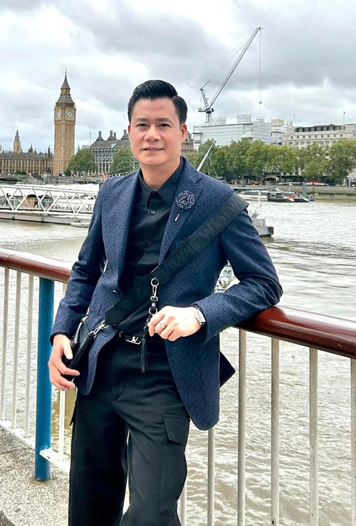 Tháng 9/2023, trong đám cưới của cháu, Quang Dũng mua váy cưới cho cháu, dẫn cháu lên lễ đường. "Chiếc váy vừa vặn, ưng ý và hợp phong cách cháu tôi. Món quà không quá đắt đỏ nhưng chứa đựng tình cảm, giá trị tinh thần lớn của tôi dành cho con", anh chia sẻ trên Vietnamnet.