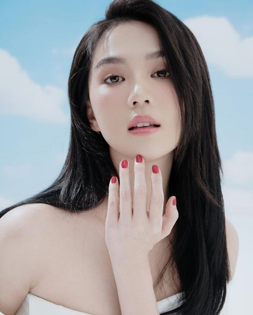 Chia sẻ bộ ảnh mới, Ngọc Trinh trích dẫn loạt lời Phật dạy.