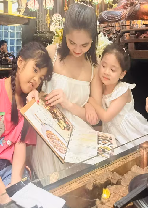 Ngọc Trinh quyết định ăn chay 2 ngày mỗi tháng. Cô cũng thường xuyên đi chùa. Sự thay đổi này của nữ người mẫu khiến nhiều người bất ngờ.