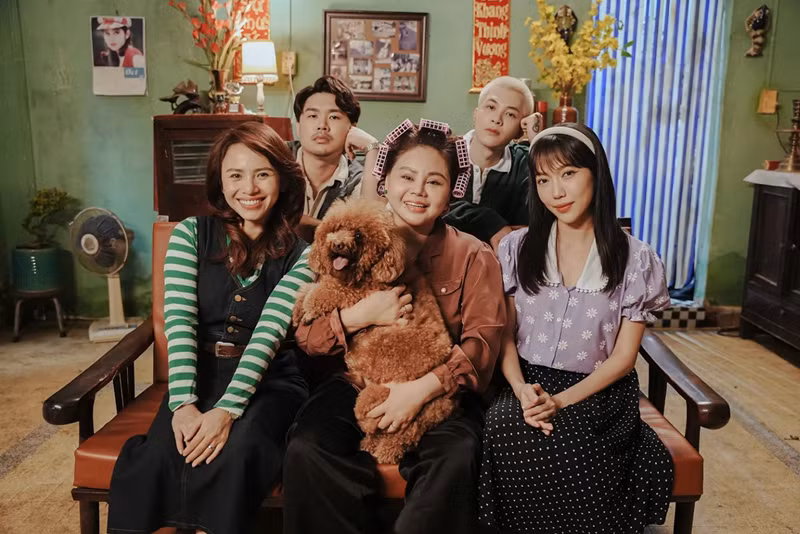 Phim Gặp lại chị bầu có doanh thu 64 tỷ tính đến chiều ngày 20/2. Ảnh: Hà Nội Mới.