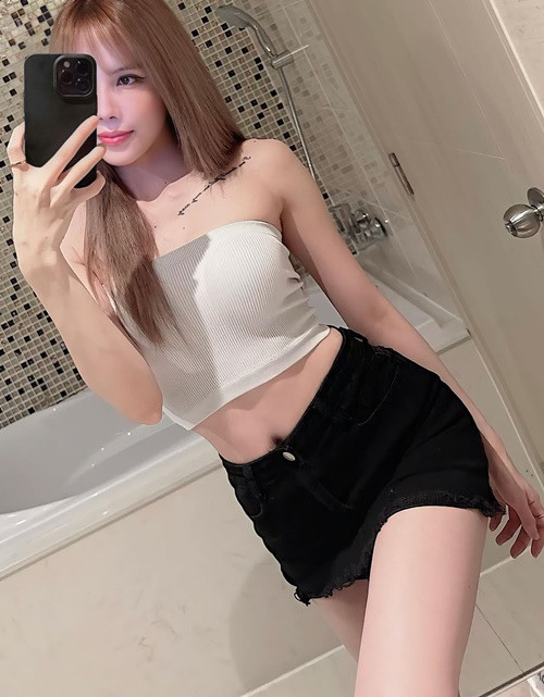 Trang phục yêu thích của nữ ca sĩ là váy ngắn, quần short giúp cô tôn đôi chân thon gọn.