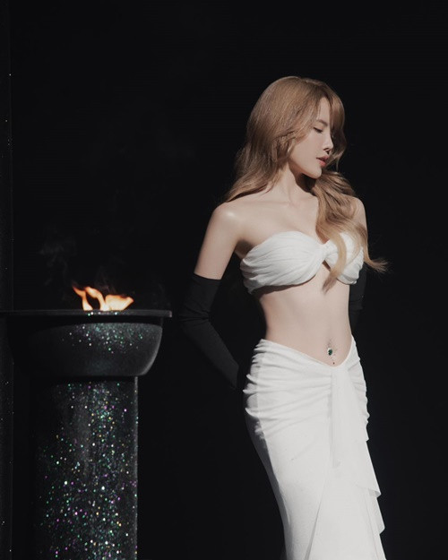 Giọng ca sinh năm 1994 còn tự tin khoe eo.