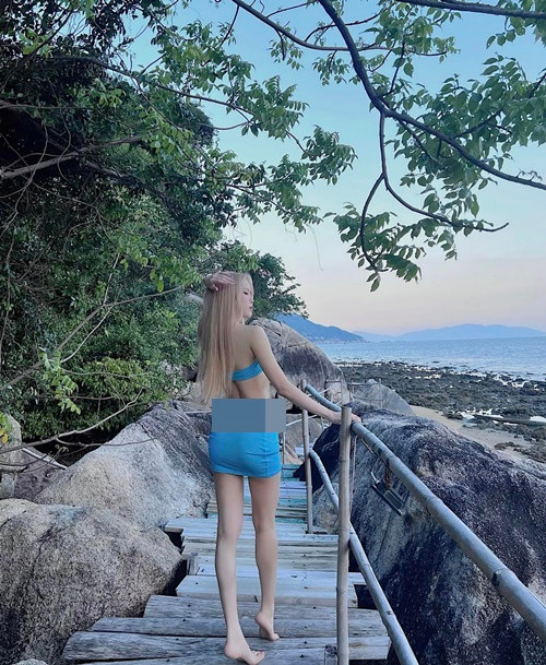 Thiều Bảo Trâm khoe khéo hình thể săn chắc trong trang phục đi biển.