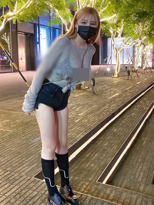 Cô nàng mặc xuyên thấu khoe nội y khi xuống phố.