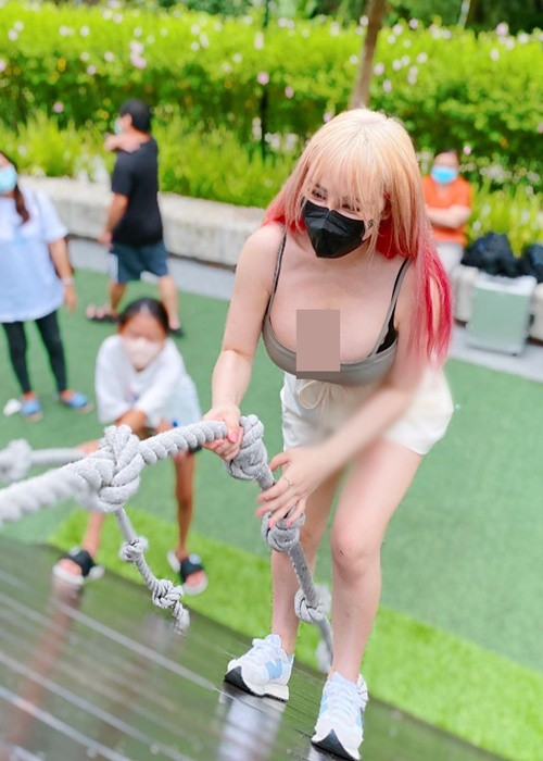 Janie quyến rũ với áo hai dây khi leo núi trong nhà.