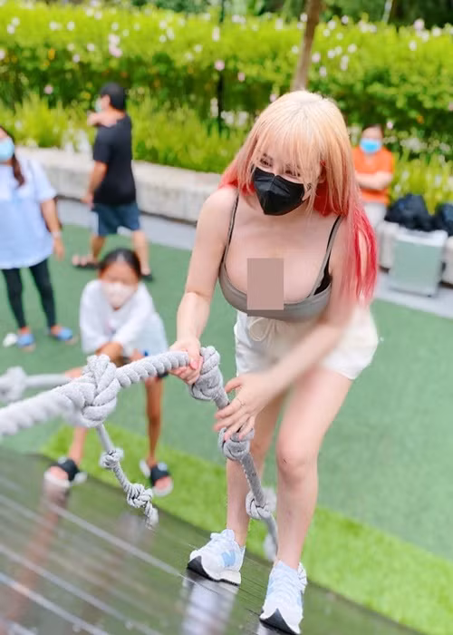 Janie quyến rũ với áo hai dây khi leo núi trong nhà.