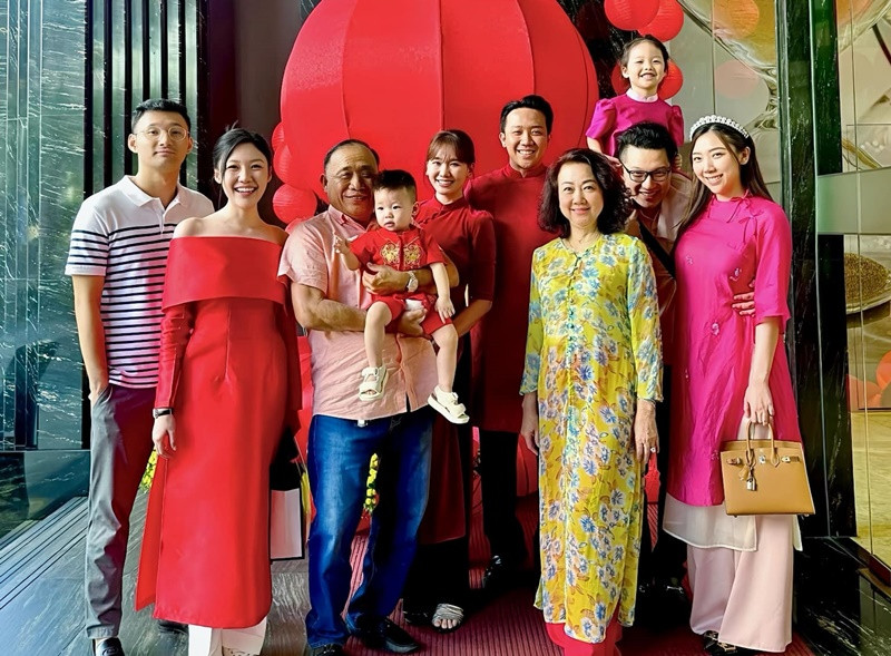 Cả gia đình Trấn Thành hiện có cuộc sống sung túc. Theo VOV, gia đình Trấn Thành từng rất nghèo, cả nhà phải sống tạm trong một nơi mà ngày trước là cái cống. Bố Trấn Thành vất vả nuôi gia đình. Ông từng làm nghề chạy xe máy giao hàng, vác bao tải đến sửa máy công nghiệp. Theo Trấn Thành, nhà anh có lúc rơi vào tình trạng kiệt quệ, phá sản và bế tắc.