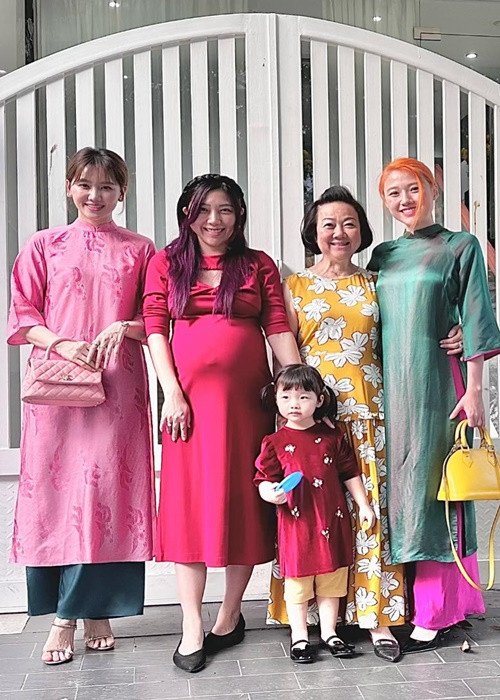 Huỳnh Mi luôn ủng hộ hoạt động nghệ thuật của anh trai, chị dâu và em gái.