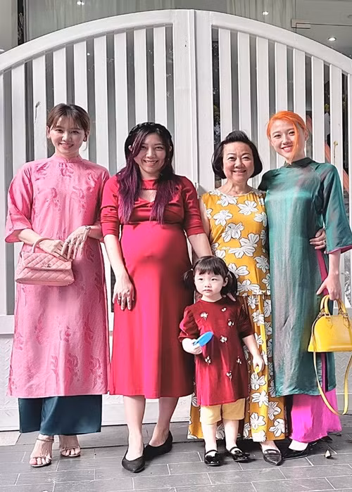 Huỳnh Mi luôn ủng hộ hoạt động nghệ thuật của anh trai, chị dâu và em gái.