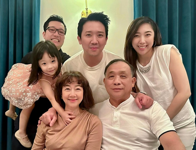 Huỳnh Mi được nhận xét có gương mặt giống anh trai nổi tiếng.