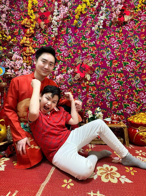 Thanh Duy chụp ảnh áo dài cùng con riêng của vợ.