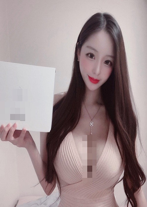 Vòng một nở nang được tôn lên khi Berry mặc trang phục xẻ ngực sâu.