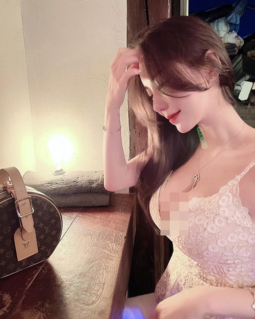 Hiểu rõ lợi thế ngoại hình của bản thân, hot girl xinh đẹp thường diện những set đồ xẻ sâu, trễ nải, khoe tối đa thân hình.