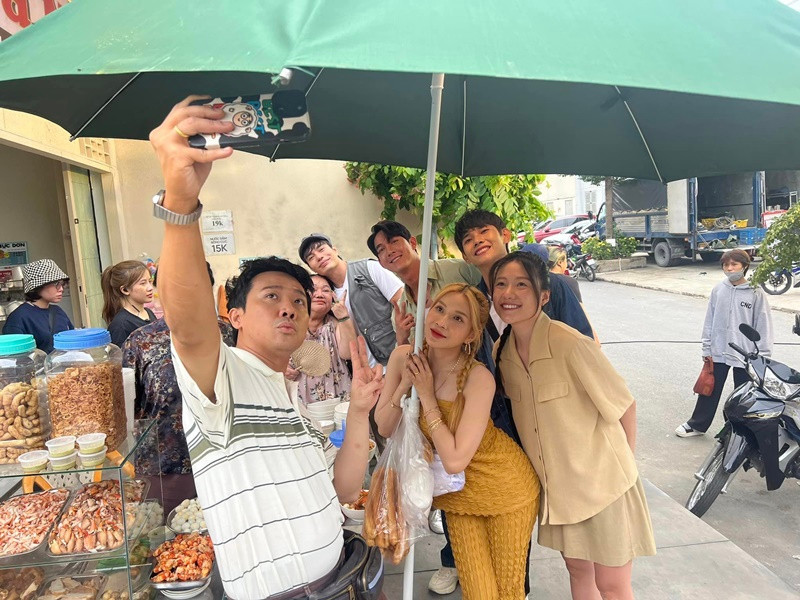 Khả Như còn từng chia sẻ, Trấn Thành như "người đưa đò" của những người bạn. Cô nói: “Em được ở bên cạnh anh Xìn và đồng hành bên anh cũng rất nhiều năm rồi, điều mà em nhận ra là anh Xìn cứ như “người đưa đò” vậy, lúc nào anh cũng đưa người ta đến bờ xong rồi cái người tay vẫy tay chào đi luôn”. Ảnh: FBNV.