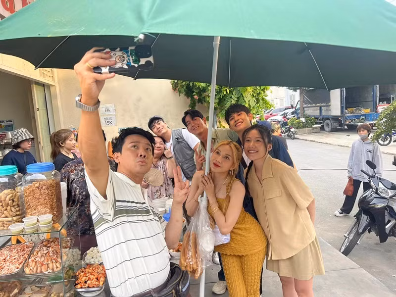 Khả Như còn từng chia sẻ, Trấn Thành như "người đưa đò" của những người bạn. Cô nói: “Em được ở bên cạnh anh Xìn và đồng hành bên anh cũng rất nhiều năm rồi, điều mà em nhận ra là anh Xìn cứ như “người đưa đò” vậy, lúc nào anh cũng đưa người ta đến bờ xong rồi cái người tay vẫy tay chào đi luôn”. Ảnh: FBNV.