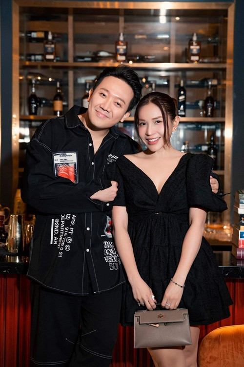 Ngoài đời, Khả Như là đàn em thân thiết của Trấn Thành. Trong một chương trình, Khả Như hết lời khen ngợi Trấn Thành: "Tôi thấy, đàn ông có tiền vẫn có khả năng là người chung thủy. Điển hình như Trấn Thành, dù có thành công trong sự nghiệp vẫn đội vợ lên đầu. Tôi rất ngưỡng mộ Trấn Thành, kiếm nhiều tiền nhưng luôn chung thủy". Ảnh: FBNV.