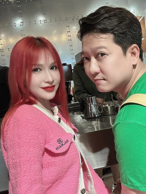 Khả Như còn thân thiết với Trường Giang. Năm 2021, Trường Giang giục Khả Như kết hôn. Nếu lấy chồng, anh sẽ mừng 100 triệu, tài trợ xe đưa dâu, tặng vest chú rể. Ảnh: FBNV.