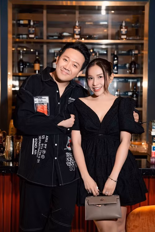 Ngoài đời, Khả Như là đàn em thân thiết của Trấn Thành. Trong một chương trình, Khả Như hết lời khen ngợi Trấn Thành: "Tôi thấy, đàn ông có tiền vẫn có khả năng là người chung thủy. Điển hình như Trấn Thành, dù có thành công trong sự nghiệp vẫn đội vợ lên đầu. Tôi rất ngưỡng mộ Trấn Thành, kiếm nhiều tiền nhưng luôn chung thủy". Ảnh: FBNV.