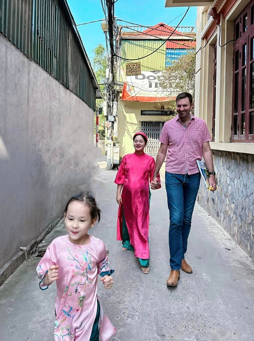 Chỉ còn khoảng 3 tuần nữa, Lan Phương sẽ sinh. Bởi vậy, cô không còn tâm trí sức lực để làm việc nhiều hơn nữa. "Bà bầu" Lan Phương quyết định sang nhượng quán cà phê.