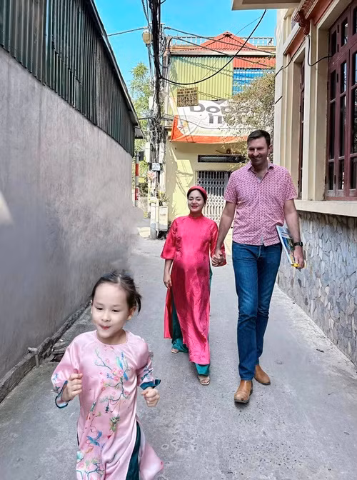 Chỉ còn khoảng 3 tuần nữa, Lan Phương sẽ sinh. Bởi vậy, cô không còn tâm trí sức lực để làm việc nhiều hơn nữa. "Bà bầu" Lan Phương quyết định sang nhượng quán cà phê.