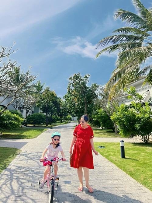 Lan Phương cảm giác bật lực vì không thể tập trung cho công việc kinh doanh quán cà phê. Cộng với những cơn đau, cô òa khóc.