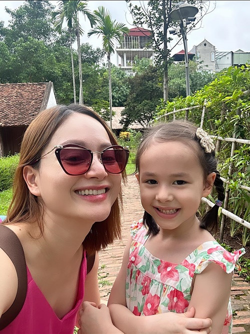 Do bụng bầu vượt mặt, Lan Phương không chơi với con gái đầu lòng nhiều.