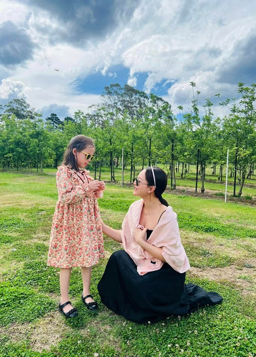 “Đến ôm con cũng không thoải mái được do bụng quá to. Bé rất muốn mẹ chơi cùng nhưng bé cũng hiểu khó khăn của mẹ, không đòi mẹ quá nhiều. Nhưng nhìn mắt bé, Phương biết bé buồn và thèm được mẹ bế, ôm ấp và chơi cũng như trước”, cô tâm sự.