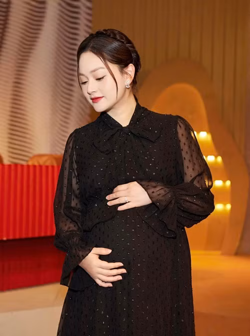 Lan Phương phải làm quen với nhịp sống mới mà không có chồng bên cạnh mỗi ngày. “Sự trống trải và tủi thân là rõ nhất. Sự căng thẳng ít nhiều khi biết rằng mình sẽ không thể gọi: “Anh ơi giúp em ngồi dậy”, hoặc là “anh ơi hôm nay em mệt và đau cơ thể quá. Và rúc vào lòng chồng. Việc đột ngột không thường xuyên có những điều đó nữa, cũng mang lại một chút cái gọi là căng thẳng”, cô chia sẻ.