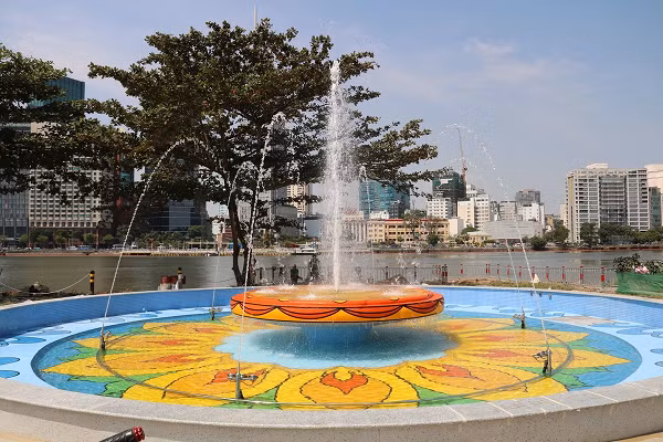 Nhieu hoat dong soi noi tai cong vien bo song Sai Gon don Tet