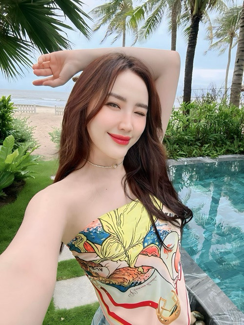 Người đẹp thú nhận, việc làm mẹ bỉm toàn thời gian từng khiến bản thân cô xuống sắc nhiều. Có lần cô thức đêm liên tục 7 ngày để chăm con.