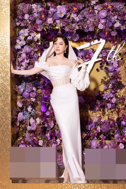 Nữ ca sĩ 36 tuổi từng thừa nhận, cô cũng có áp lực làm đẹp giữ chồng.