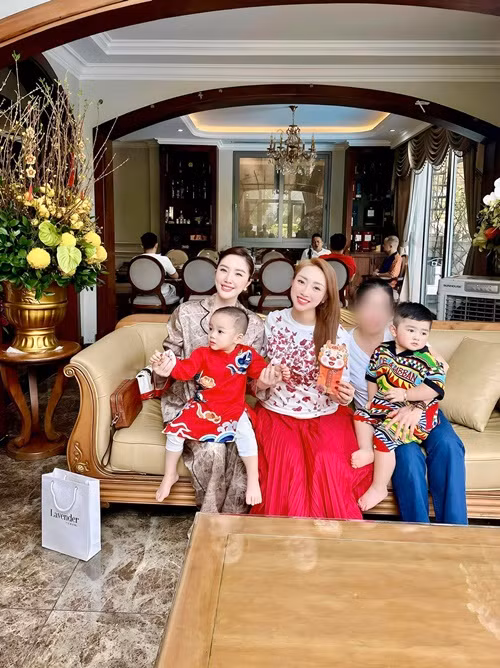 Bảo Thy tự tin đọ sắc cùng Lý Thùy Chang - vợ diễn viên Chi Bảo.