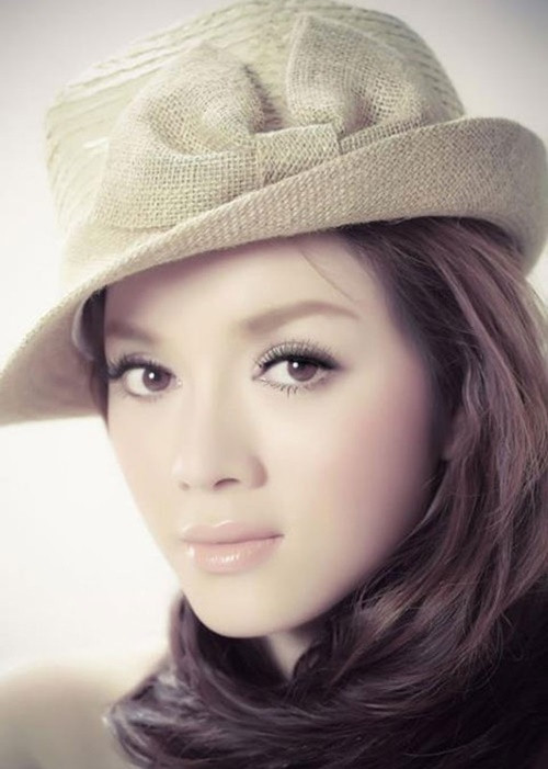  Lý Nhã Kỳ sinh ra trong một gia đình nghèo khó. Theo Vietnamnet, nữ diễn viên có bố là bộ đội đặc công. Ông mang thương tật ở lưng do bị tai nạn sập hầm trong một lần thực hiện nhiệm vụ. Năm Lý Nhã Kỳ lên 7 tuổi, vết thương chiến tranh của cha cô tái phát khiến ông nằm liệt giường. Trải qua biến cố, một mình mẹ Lý Nhã Kỳ vất vả nuôi gia đình.