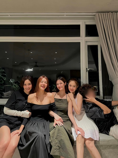 Cận Tết Nguyên đán 2024, Minh Hằng vừa hội ngộ các bạn bè thân thiết: Mai Phương Thuý, Đông Nhi và Phạm Quỳnh Anh.