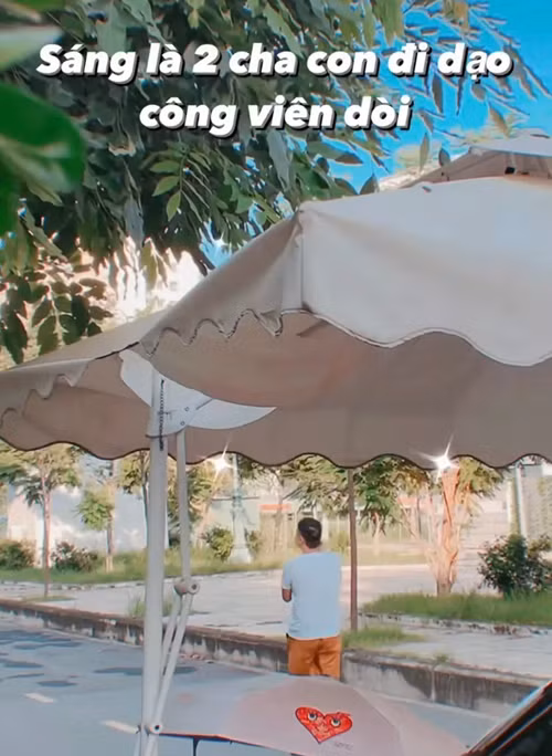 Minh Hằng được chồng phụ giúp việc chăm sóc con trai.