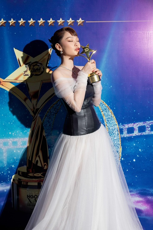 Ngày 10/1, Minh Hằng tham gia lễ trao giải Ngôi Sao Xanh. Trong chương trình, cô nhận giải Nữ diễn viên được yêu thích nhất hạng mục phim điện ảnh với vai Ba Trà phim Chị chị em em 2 ra rạp năm 2023.