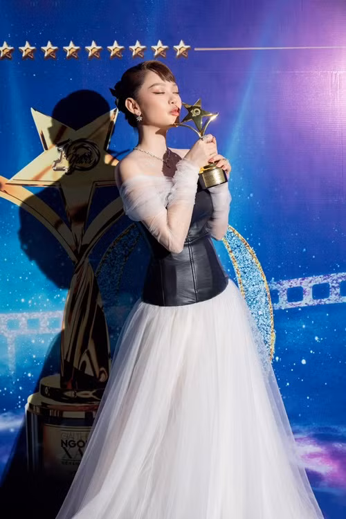 Ngày 10/1, Minh Hằng tham gia lễ trao giải Ngôi Sao Xanh. Trong chương trình, cô nhận giải Nữ diễn viên được yêu thích nhất hạng mục phim điện ảnh với vai Ba Trà phim Chị chị em em 2 ra rạp năm 2023.