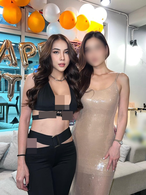 Soraya Upaiprom diện váy cắt xẻ chân ngực.