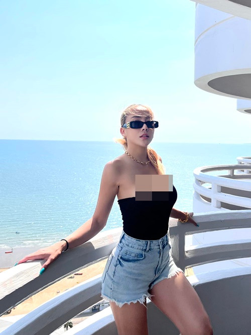 Trang phục siêu ngắn của hot girl người Thái Lan trong một chuyến du lịch.