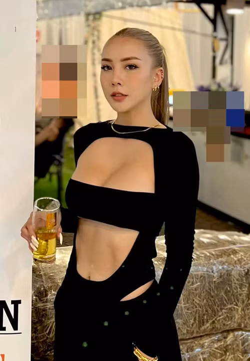 Nếu không "thả rông" vòng một, cô nàng lại chọn trang phục cắt xẻ táo bạo.