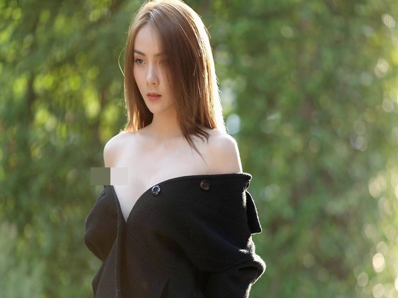 Cô nàng không ngại lộ "da thịt", tạo dáng "khiêu khích".