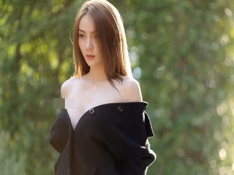 Cô nàng không ngại lộ "da thịt", tạo dáng "khiêu khích".