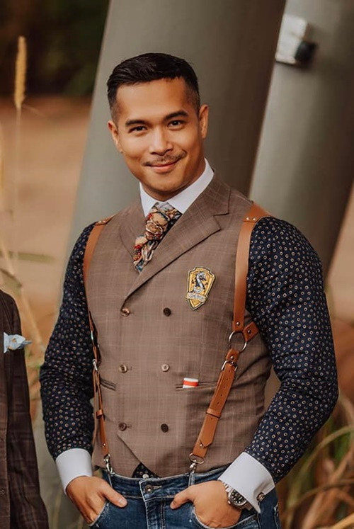 Nam ca sĩ hài hước lên tiếng về chuyện được “đẩy thuyền” với nàng hậu: "Tôi hơi ngạc nhiên khi nhiều người đẩy thuyền tôi với người khác. Đoàn Thiên Ân là cháu mà, nhỏ quá, tôi thì không dám kiểu trâu già gặm cỏ non. Tôi chỉ biết cảm ơn khán giả vì đã đẩy thuyền cho tôi thôi chứ không biết phải làm sao cả".