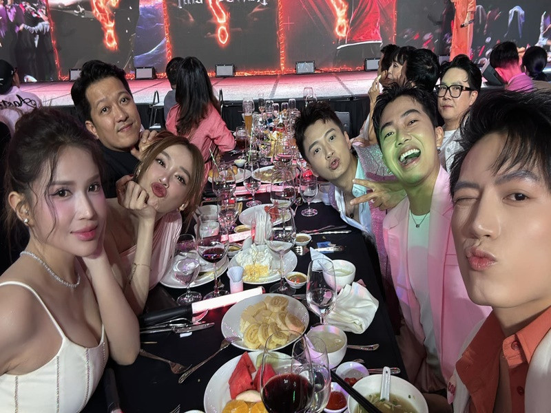 Trước khi được Trường Giang cầu hôn trên sóng truyền hình sau ồn ào tình ái, Nhã Phương từng dứt khoát. "Chuyện tôi với anh ấy cứ dùng dằng như vậy và tôi thấy tình cảm anh ấy dành cho tôi là chân thành cho nên quyết định cho anh ấy cơ hội", cô chia sẻ.