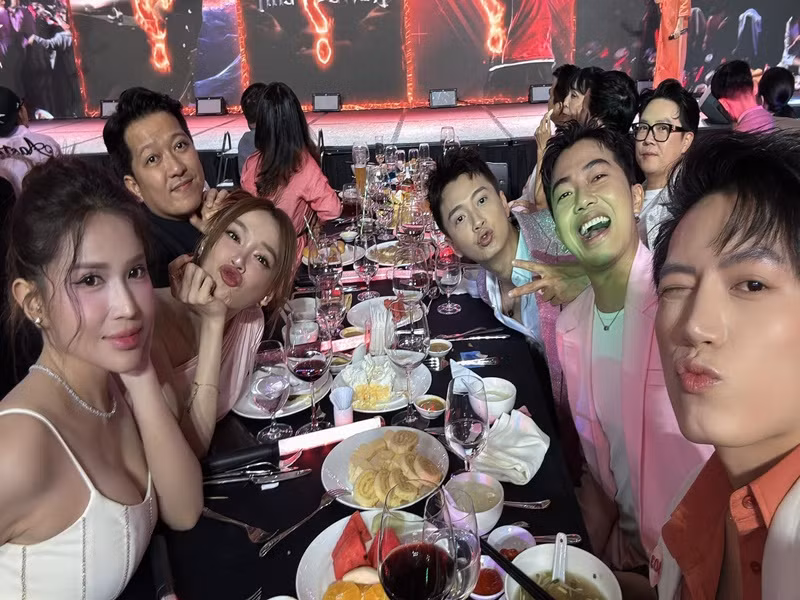 Trước khi được Trường Giang cầu hôn trên sóng truyền hình sau ồn ào tình ái, Nhã Phương từng dứt khoát. "Chuyện tôi với anh ấy cứ dùng dằng như vậy và tôi thấy tình cảm anh ấy dành cho tôi là chân thành cho nên quyết định cho anh ấy cơ hội", cô chia sẻ.