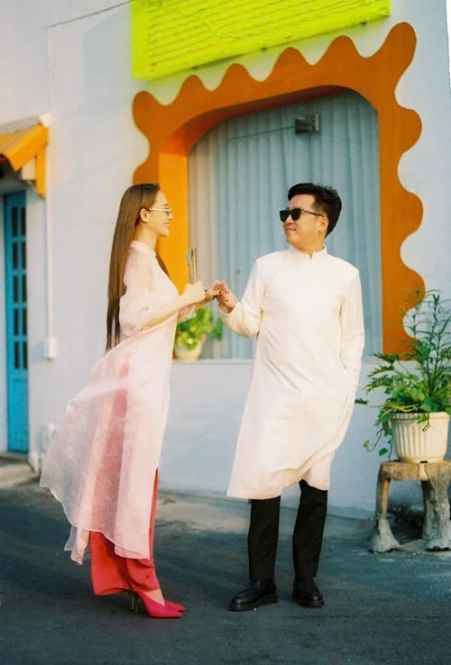 Hành trình hẹn hò của Nhã Phương - Trường Giang gặp nhiều sóng gió bởi nam danh hài bị Nam Em, Quế Vân tố lăng nhăng. Phía Nhã Phương chưa từng lên tiếng về ồn ào tình cảm của Trường Giang.