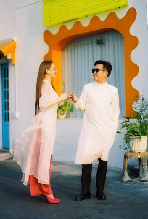 Hành trình hẹn hò của Nhã Phương - Trường Giang gặp nhiều sóng gió bởi nam danh hài bị Nam Em, Quế Vân tố lăng nhăng. Phía Nhã Phương chưa từng lên tiếng về ồn ào tình cảm của Trường Giang.